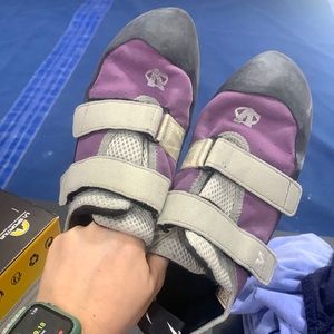 Evolv climbing shoes size women's 10